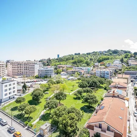 Stazione Tribunale & Universita Bright *